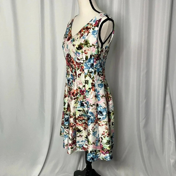 Madison Leigh Floral Pleated V-neck Swing Dress - size 6/8 - Picture 3 of 15